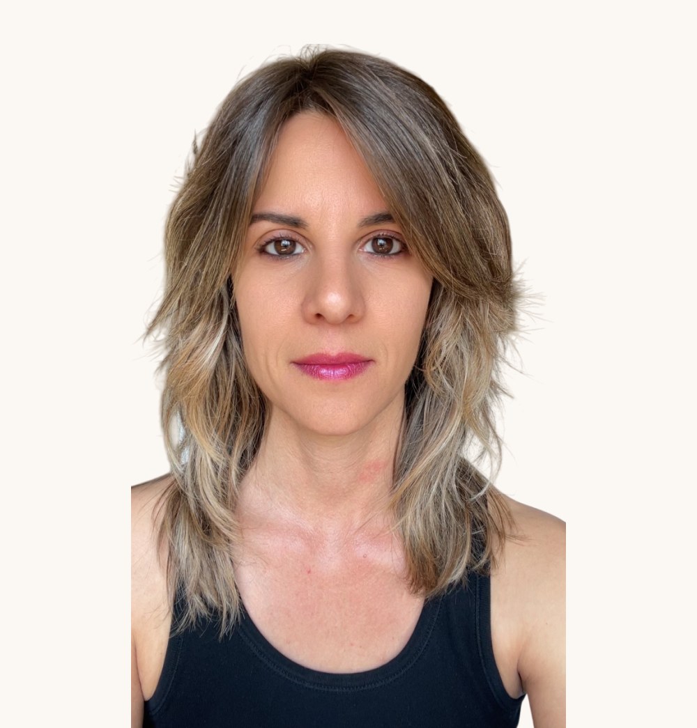 Laia Martí riendo en un jardín, terapeuta y Facilitadora de Activación Kundalini y PSYCH-K®