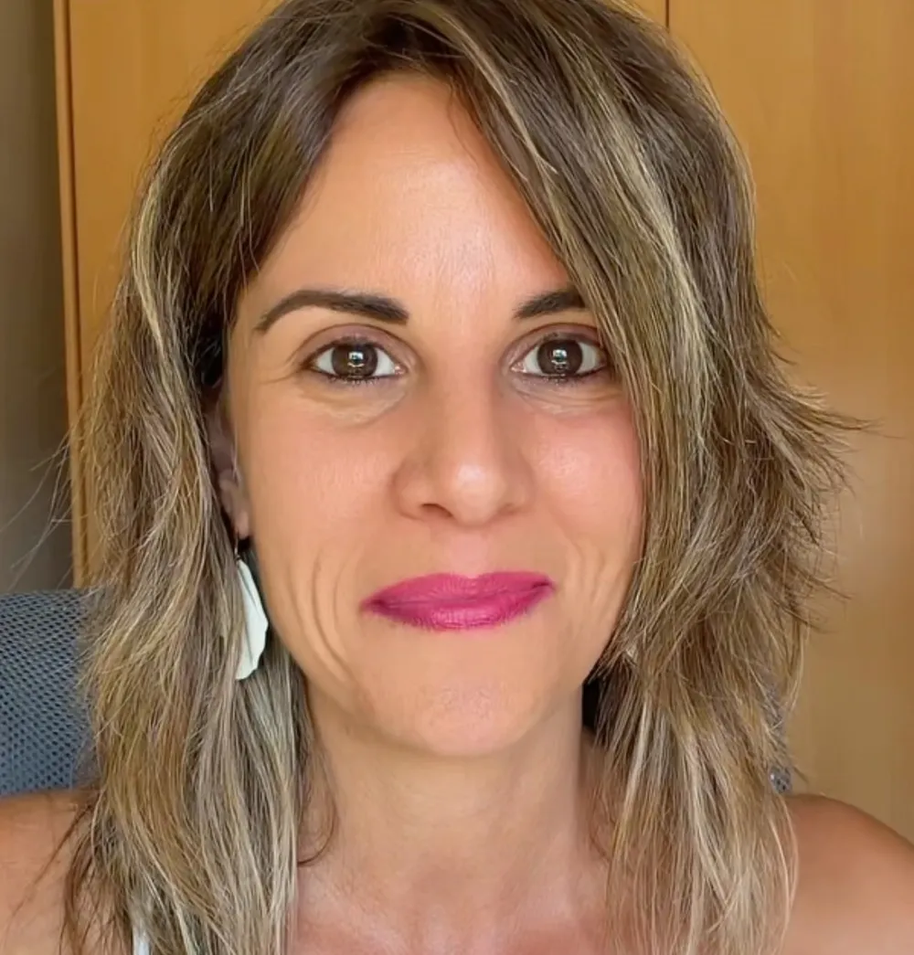 Laia Martí, terapeuta y Facilitadora de Activación Kundalini y PSYCH-K®, sonriendo a cámara