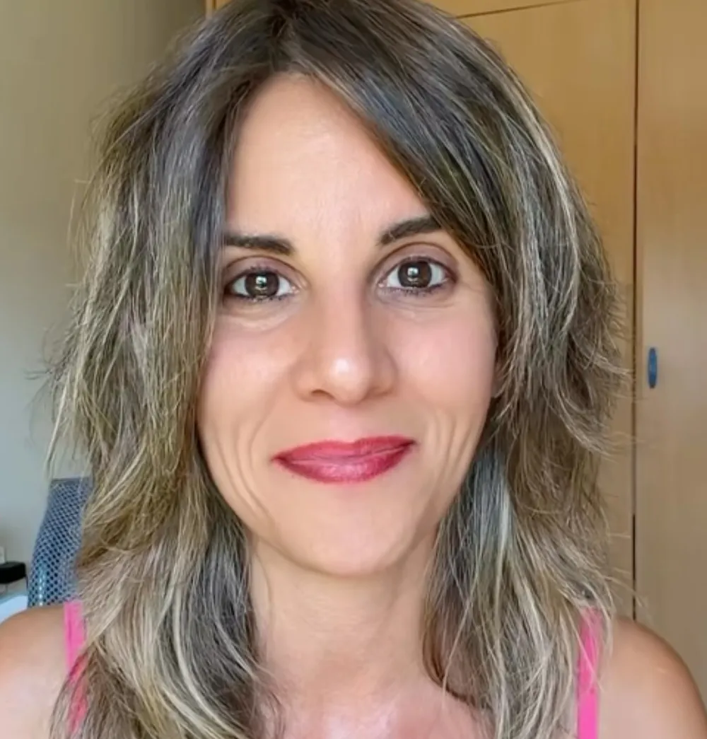 Laia Martí, Facilitadora PSYCH-K® y terapeuta de reprogramación mental, sonriendo a cámara