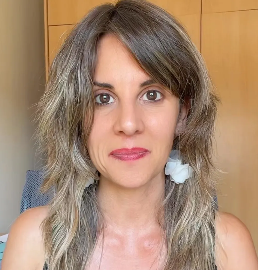 Laia Martí, terapeuta de sanación energética con Péndulo Universal, mirando a cámara