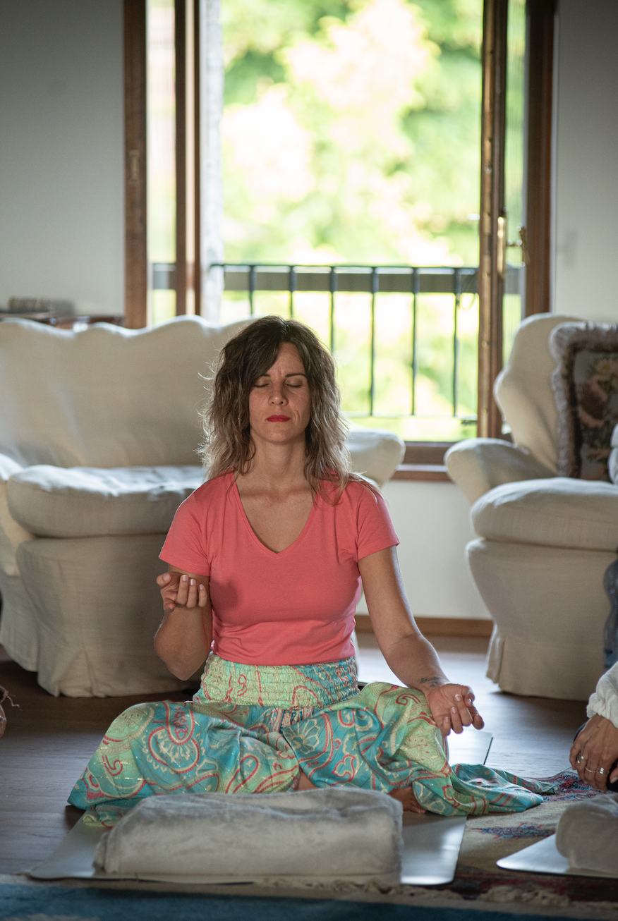 Laia Martí, terapeuta de sanación energética con Péndulo Universal, mirando a cámara
